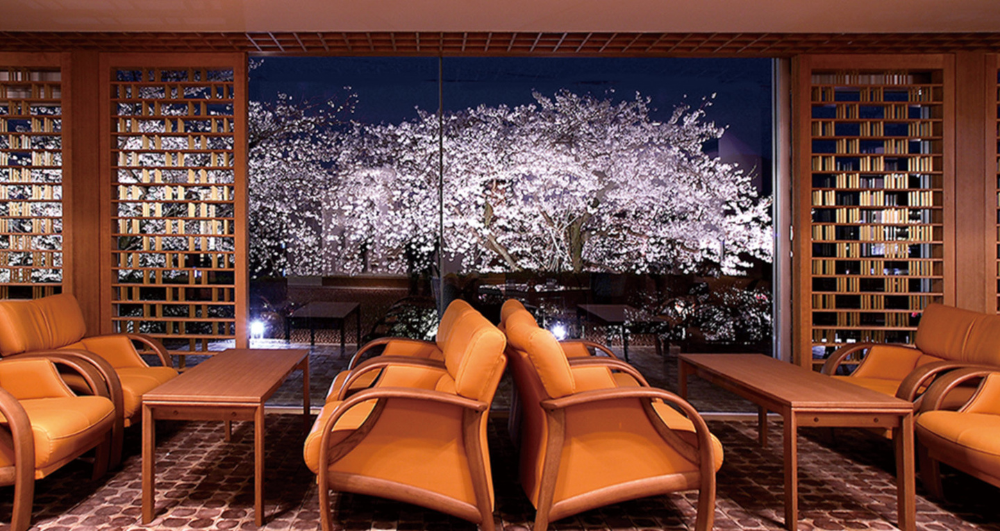 ロビーから見える春の桜